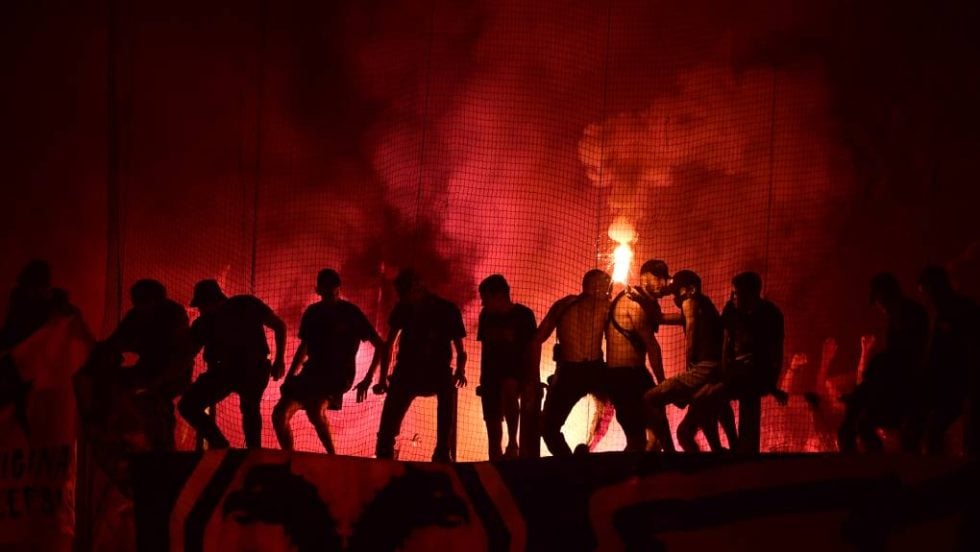 Πρωταθλήτρια η ΑΕΚ: «Φλέγεται» η Νέα Φιλαδέλφεια, καπνογόνα και συνθήματα [βίντεο]